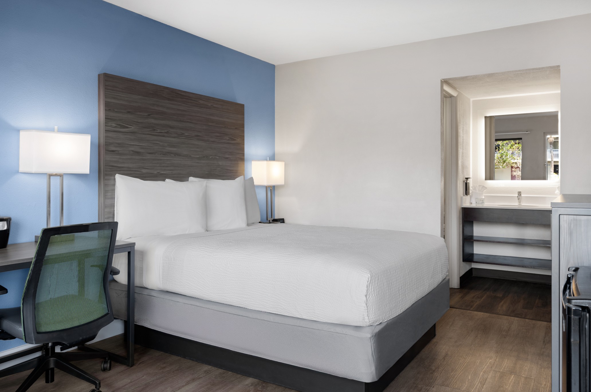 Room with a queen-size bed and seating area